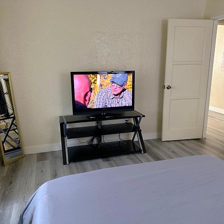 Entire Lovely 3-Bedroom Home W Yard, Parking 丘拉维斯塔 外观 照片